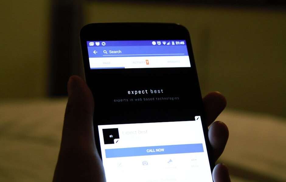 Smartfon z wyświetloną stroną internetową.