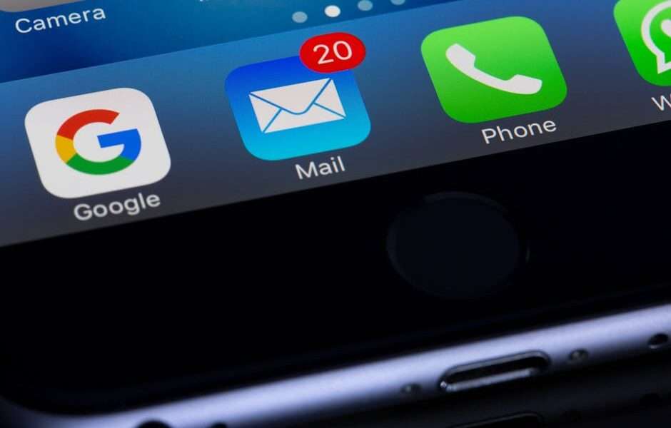Zbliżenie na ikony aplikacji Google, Mail z powiadomieniem oraz Phone na ekranie telefonu.