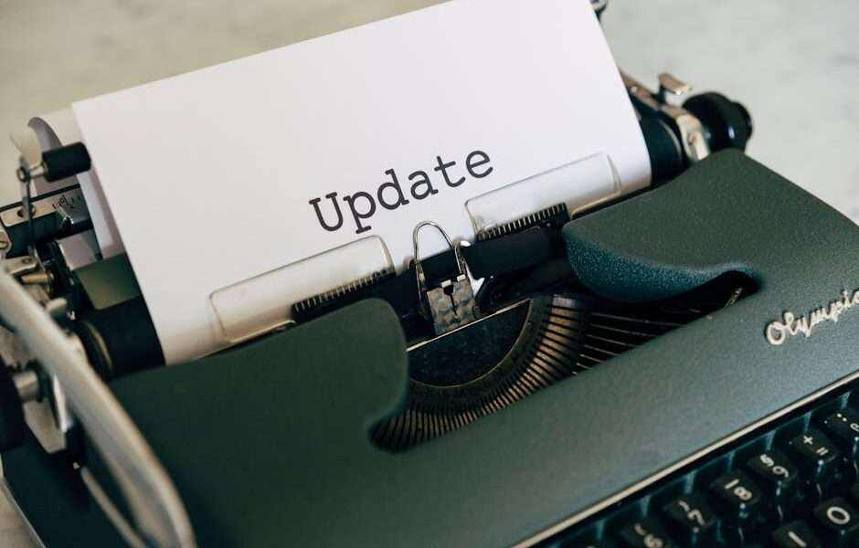 kartka z napisem "update" w maszynie do pisania