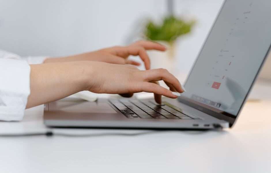 osoba korzystająca z laptopa