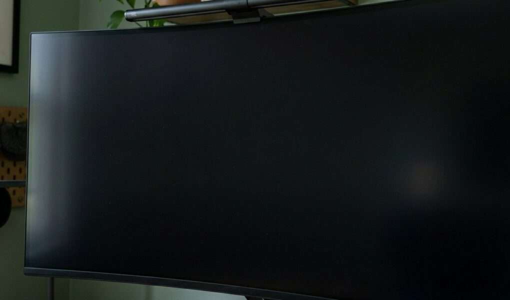zbliżenie na monitor ultrawide