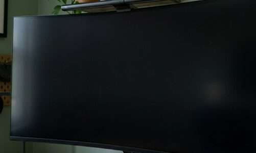 zbliżenie na monitor ultrawide