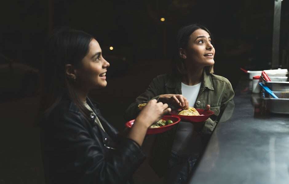 dwie kobiety przy food tracku