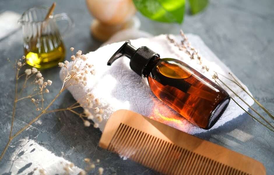 olejek w buteleczce i grzebień