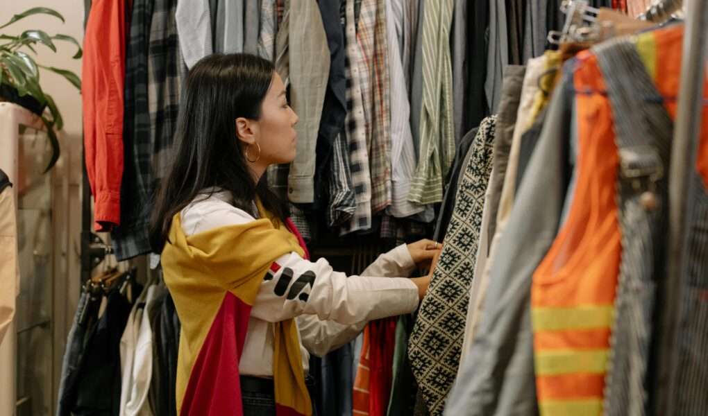 kobieta oglądająca ubrania